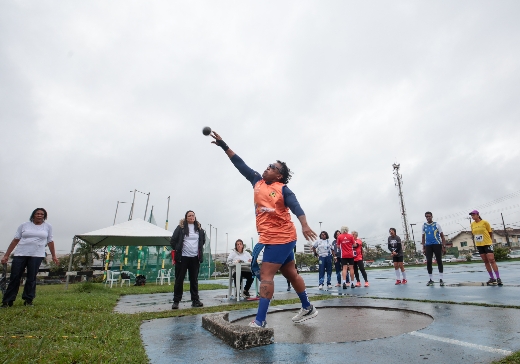 Exemplos de amor ao esporte, atletas dos Jogos da Melhor Idade vencem a chuva e o frio em PG 